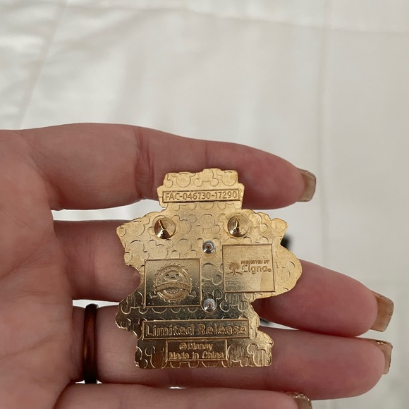 RunDisney 2018 Marathon Weekend Half Marathon Pin - Picture 5 of 5